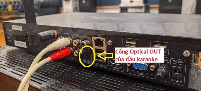 Cổng Optical (hay OP) trên đầu karaoke được ghi khá rõ ràng và hình dáng cũng khác biệt