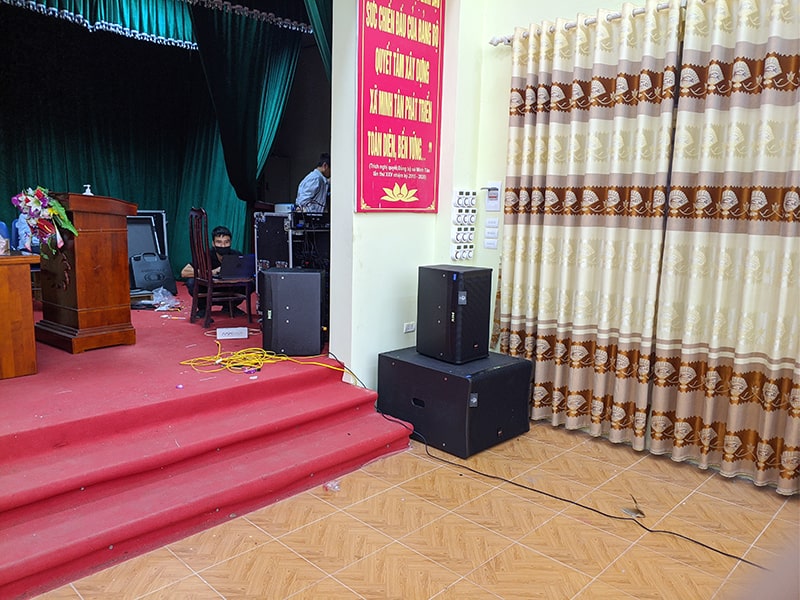 Các kĩ thuật viên Lạc Việt Audio đang setp hệ thống loa cho hội trường, sân khấu