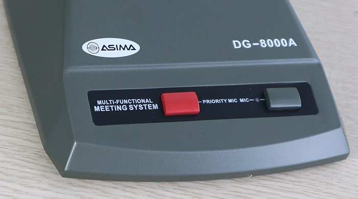 Đế micro ASIMA DG-8000A có hai nút đen - bât/tắt và nút đỏ - ưu tiên, khá đơn giản