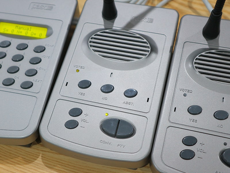 Paso B2100-PG có thể bỏ phiếu và đồng thời giành quyền ưu tiên, tắt các mic khác khi cần