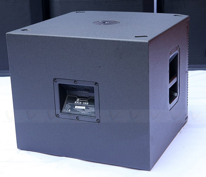 Thiết kế của Electro-Voice EKX15S SAB sang trọng, cứng cáp và khỏe khoắn