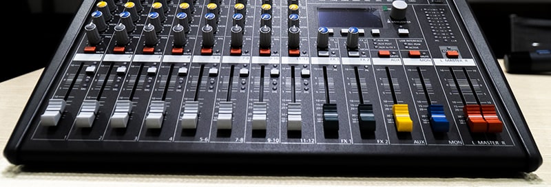 Tone chung của CMS 600 là màu đen nhưng các nút sẽ có màu sắc khác nhau để dễ phần biệt