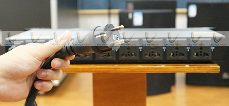 Mặt sau của quản lý nguồn EUDAC SP-10 gồm các ổ cắm có thứ và tên tương ứng bên cạnh