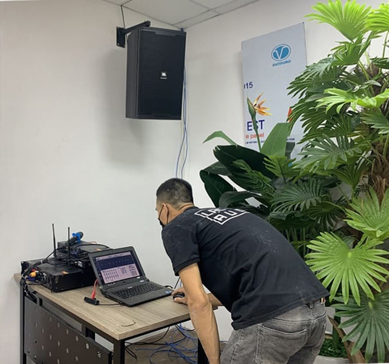 Kĩ thuật viên của Lạc Việt Audio đang thực hiện điều chỉnh âm thanh bằng máy tính để đem đến âm thanh chuyên nghiệp hơn
