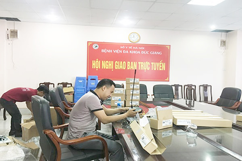 Khách hàng đang kiểm tra sản phẩm của công ty Lạc Việt Audio trước khi tiến hành lắp đặt