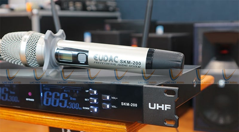 Bộ micro không dây EUDAC SKM-200 sang trọng và rất bền để bạn có thể dùng lâu dài