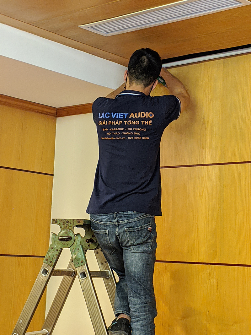 Kĩ thuật viên của Lạc Việt Audio đang thi công lắp đặt loa treo tường 