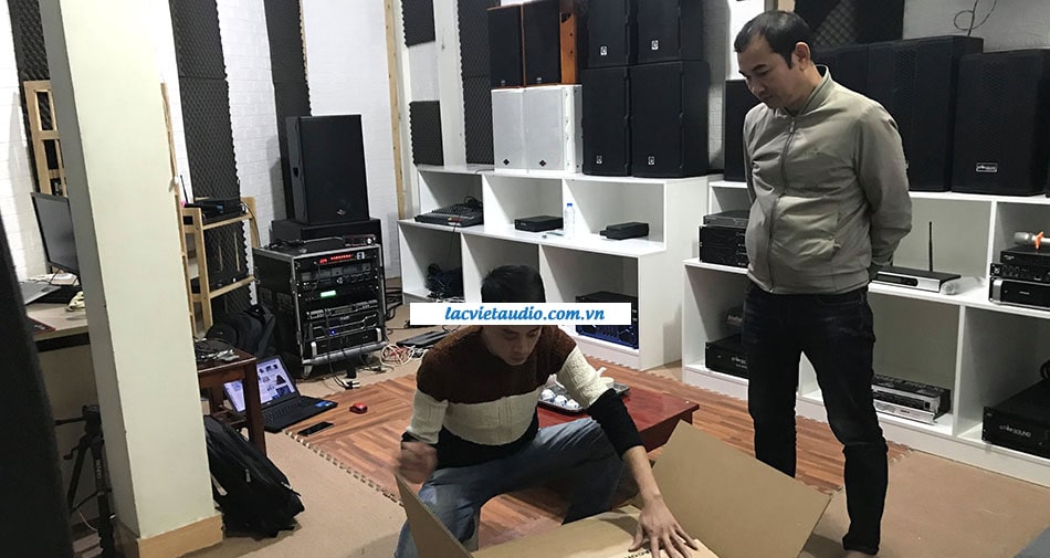 Khách thử bàn mixer Dynacord CMS 1000 tại Lạc Việt Audio