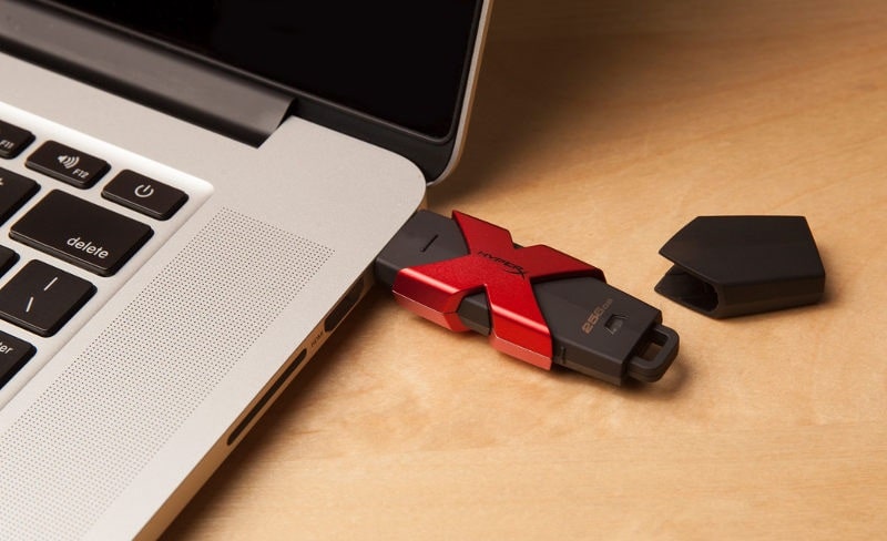 Kết nối USB với laptop để thực hiện tải nhạc về USB